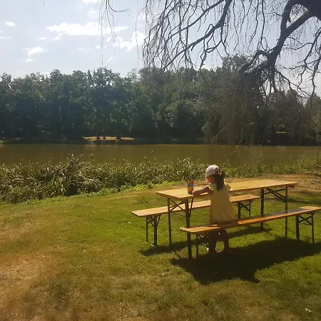 De La Chagnee مكان تخييم Saint-Aubin-le-Cloud