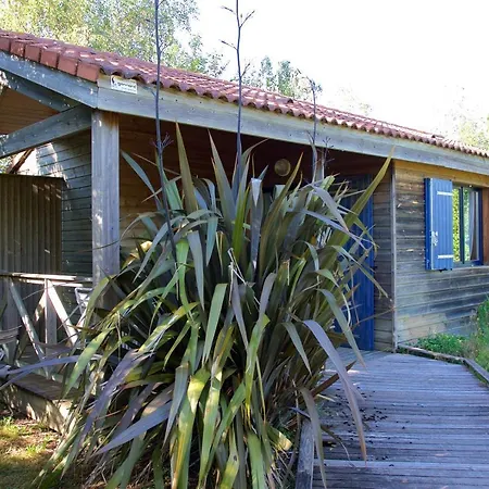 De La Chagnee مكان تخييم Saint-Aubin-le-Cloud