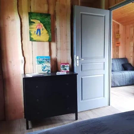 De La Chagnee مكان تخييم Saint-Aubin-le-Cloud